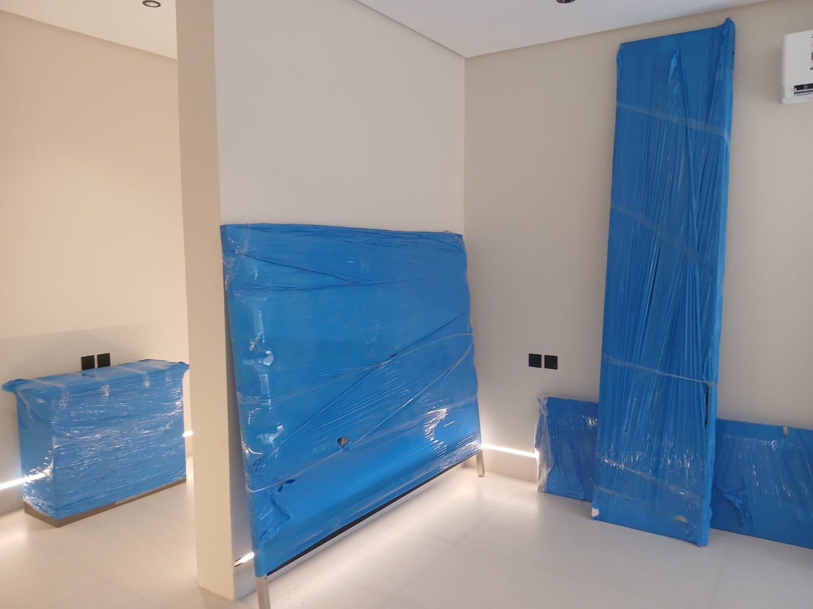 فريق شركة الرحال أثناء فك وتركيب الأثاث