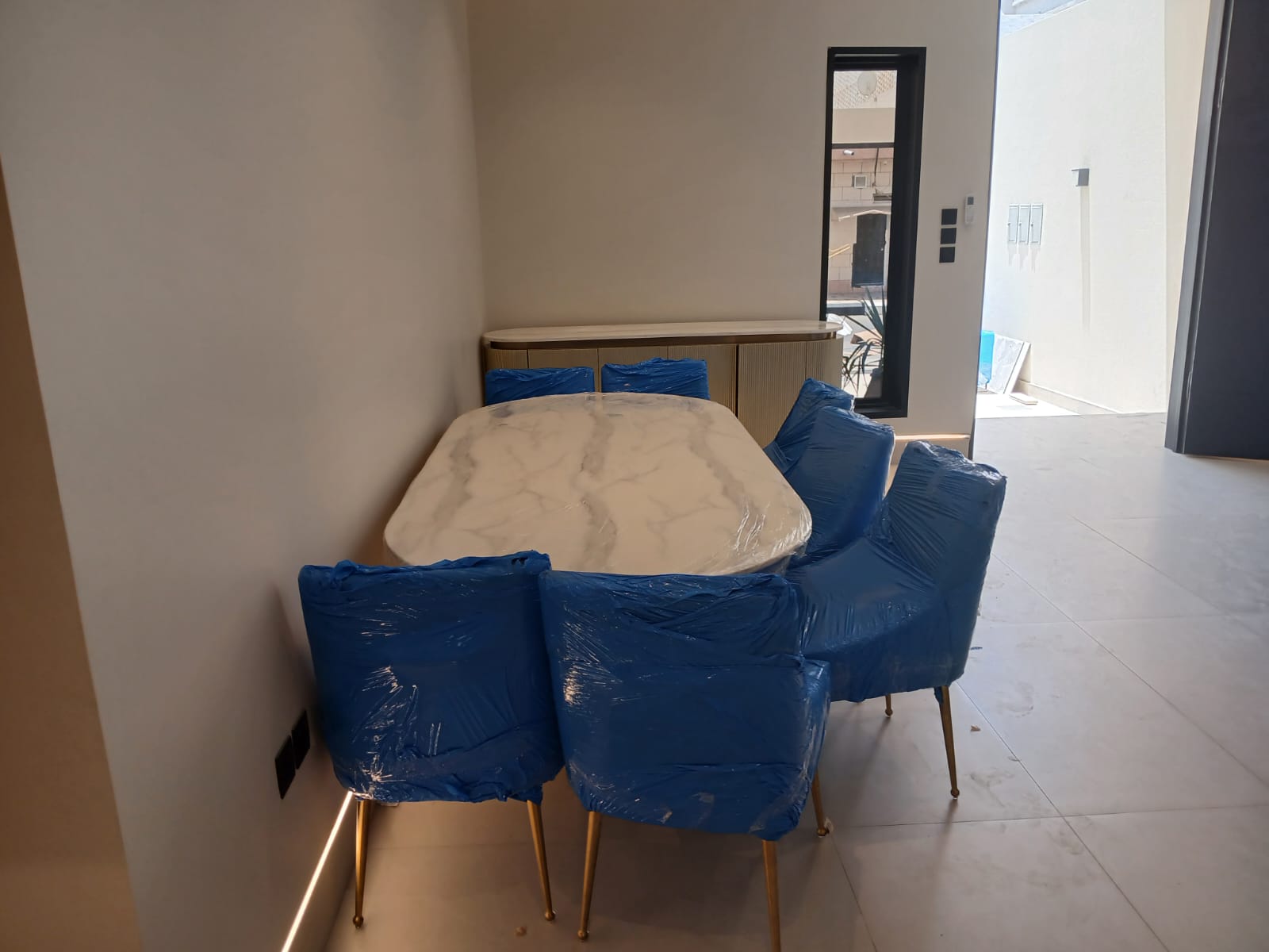 سيارة نقل عفش الرحال على الطريق